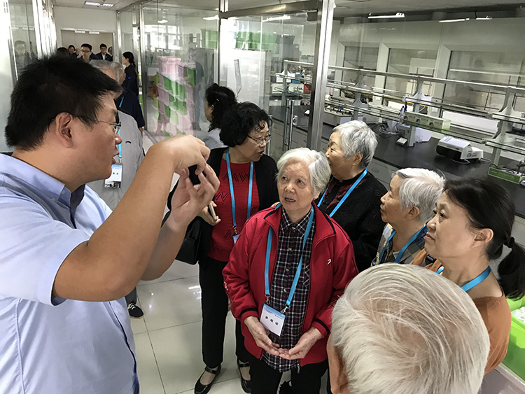 参观4.jpg 参观4.jpg